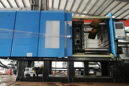 果筐注塑機(jī)廠家如何保證設(shè)備性能的一致性和穩(wěn)定性？