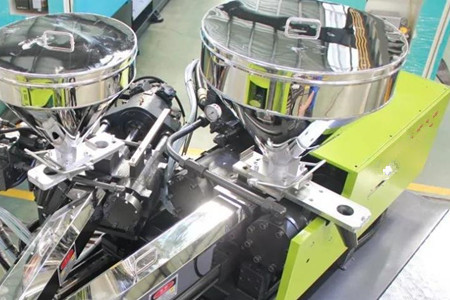 如何選擇混雙色注塑機(jī)？看完后漲知識！