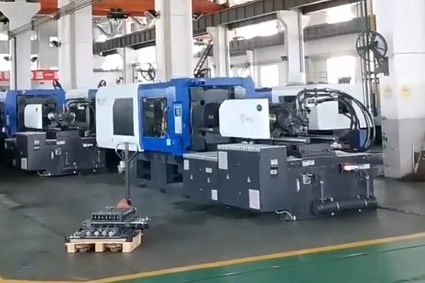 大型二板式智能注塑機設(shè)備實拍圖2